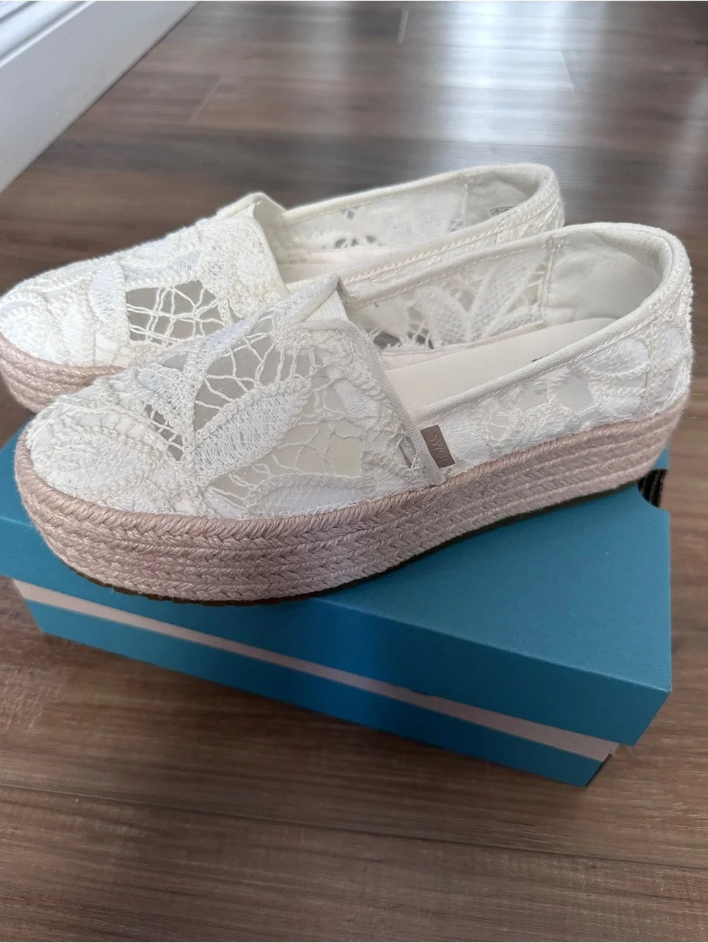 TOMS Valencia Egret Floral Crochet Platform Espadrilles Size 6